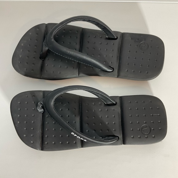 Crocs Women’s Black Flip Flops Padded Footbeds & In Between Toe Straps Size 6. - Picture 4 of 11
